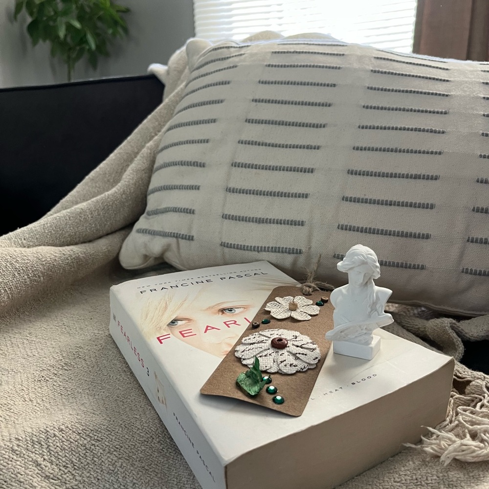 BUNDLE: 📚 Book . Mini Greek Bust Statue + Handmade bookmark